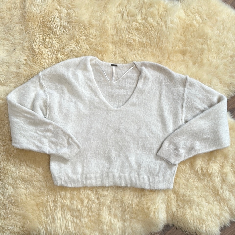 EUC. Free People white crop sweater. Size xs.